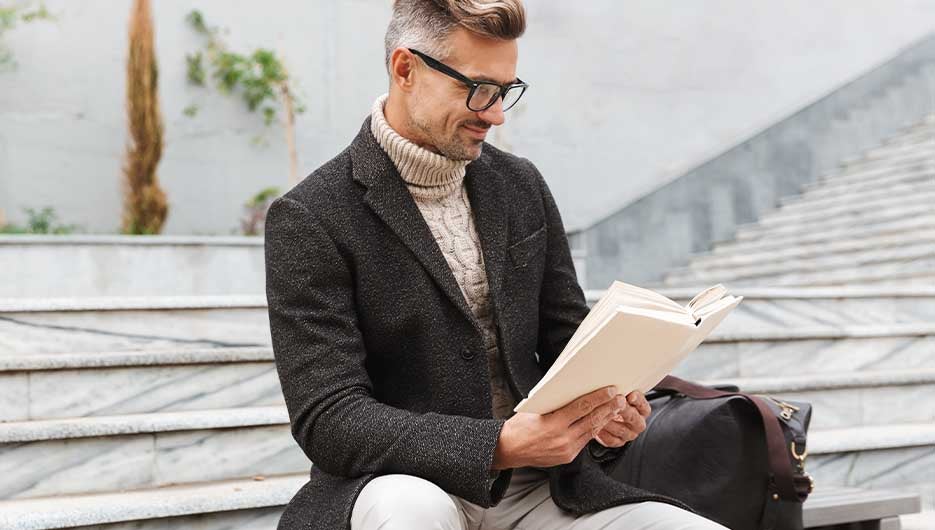 mujer con movil y taza de café