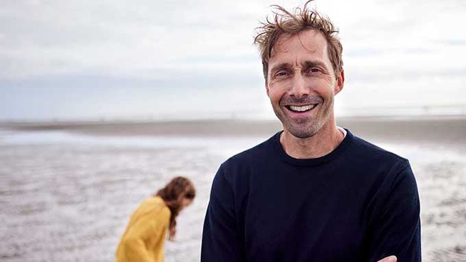 uomo in spiaggia con il figlio