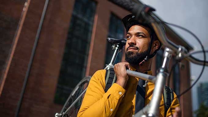 uomo in bicicletta